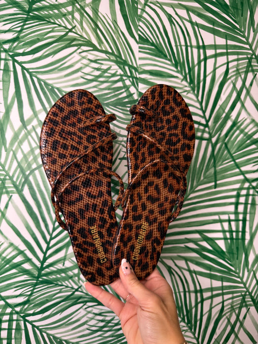 Cushionaire Leopard Toe-Loop Sandals – Size 8.5